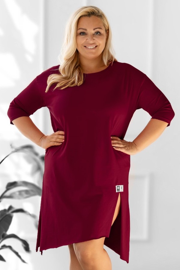 Asymetryczna sukienka plus size w kolorze burgundowym z rozcięciami naszywka Yoshi