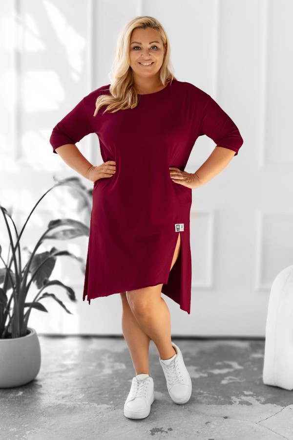 Asymetryczna sukienka plus size w kolorze burgundowym z rozcięciami naszywka Yoshi 1