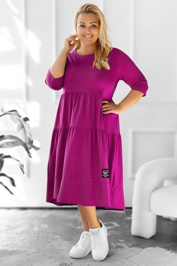 Sukienka plus size w kolorze magenta z 3/4 rękawem falbany FERIA