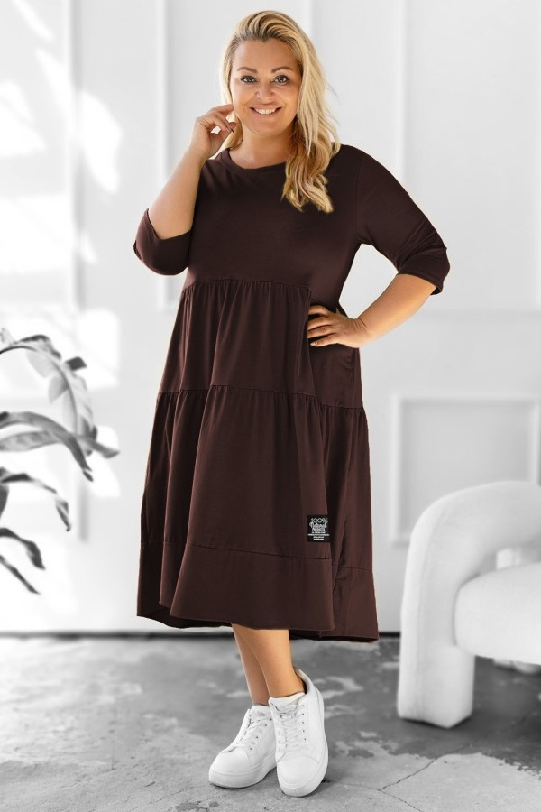 Sukienka plus size w kolorze czekoladowym z 3/4 rękawem falbany FERIA