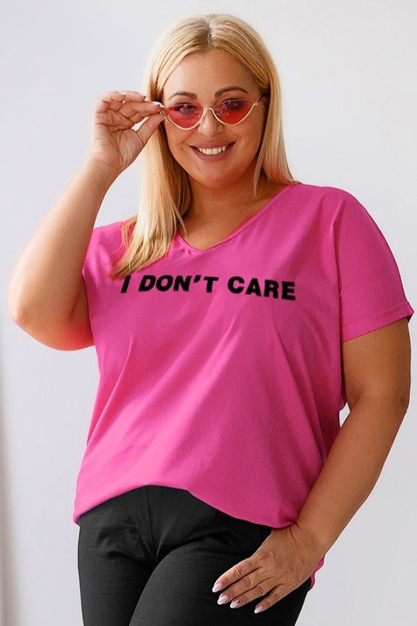 T-shirt damski plus size w kolorze różowym dekolt w serek V-neck nadruk napis CARE