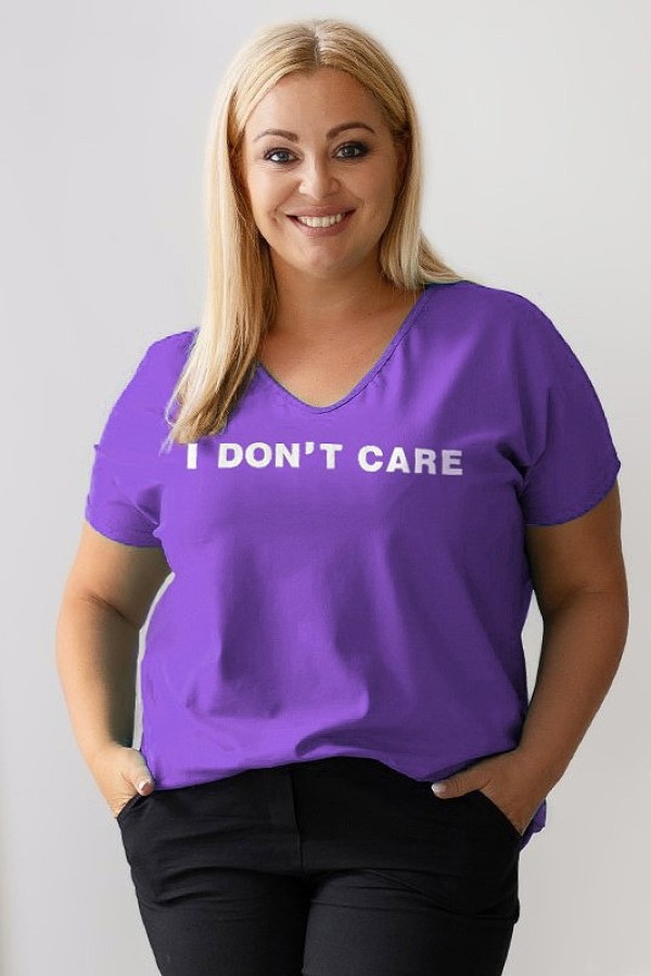 T-shirt damski plus size w kolorze jagodowym dekolt w serek V-neck nadruk napis CARE