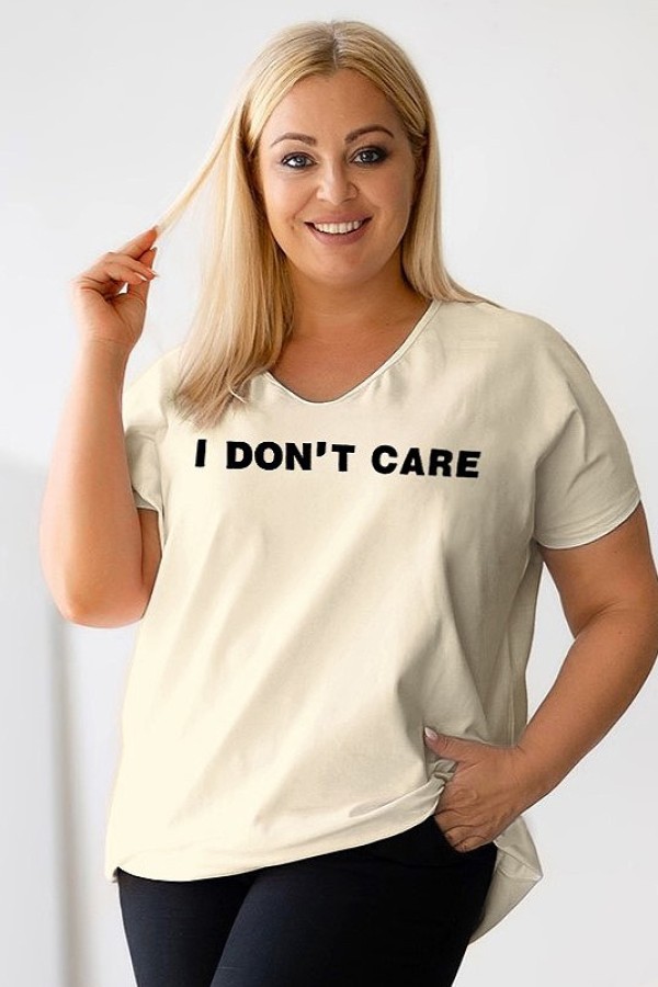 T-shirt damski plus size w kolorze jasnobeżowym dekolt w serek V-neck nadruk napis CARE