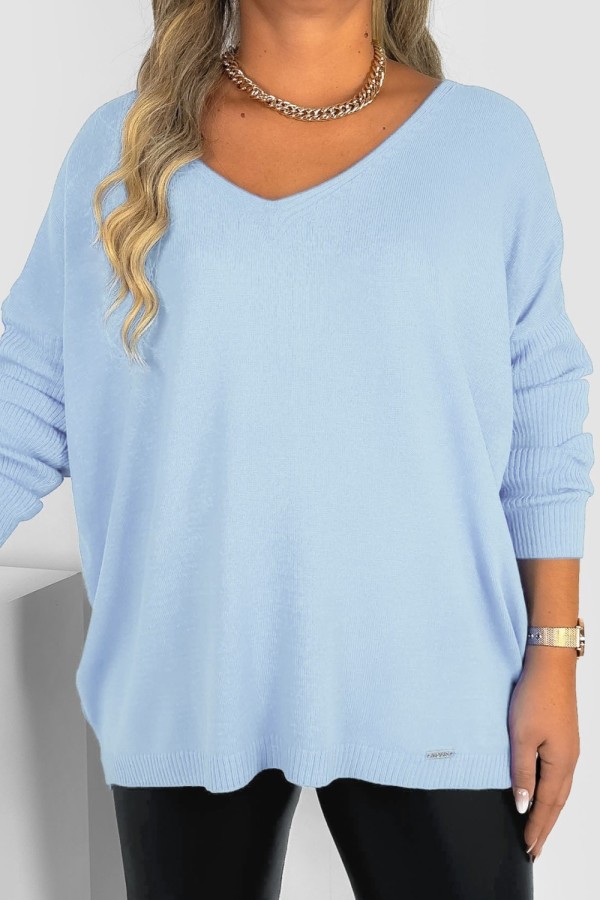 Lekki sweter damski w kolorze baby blue V-dekolt naszywka prążkowane rękawy GEMA