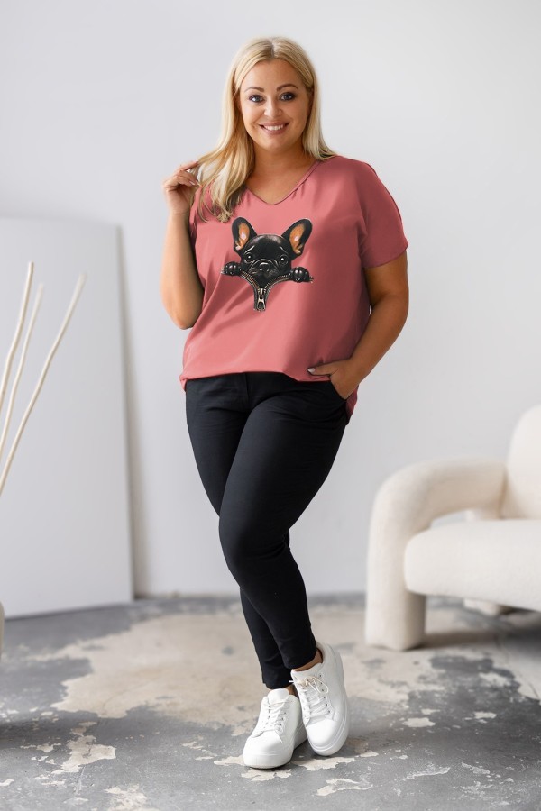 T-shirt damski plus size w kolorze indyjskiego różu dekolt w serek nadruk piesek zip 1