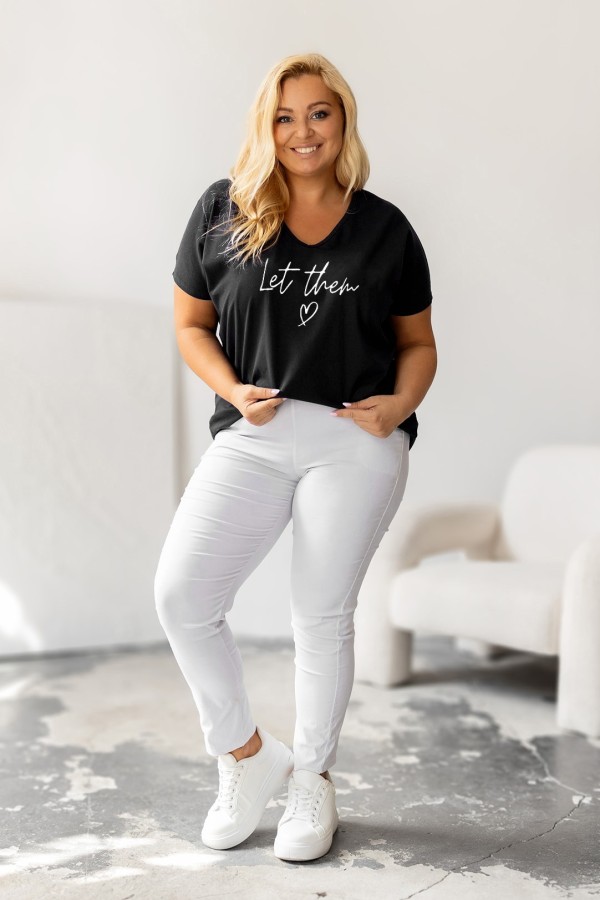 T-shirt damski plus size w kolorze czarnym dekolt w serek nadruk napis Let them 1