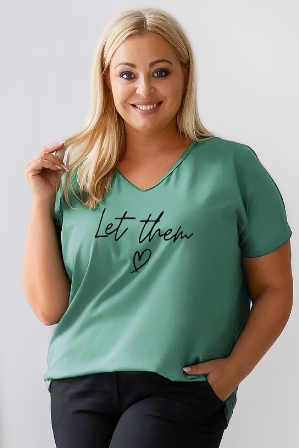 T-shirt damski plus size w kolorze dark mint dekolt w serek nadruk napis Let them