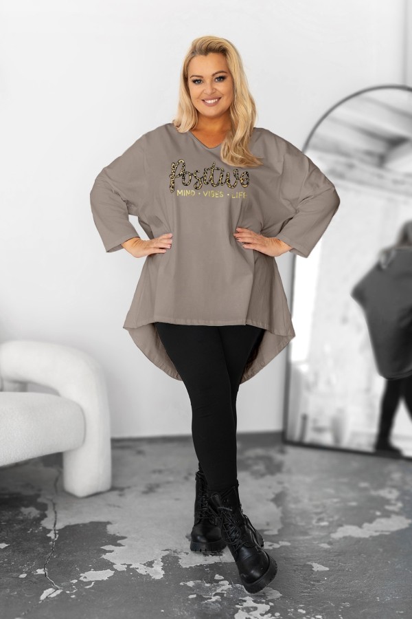 Tunika plus size w kolorze beżu fango oversize dekolt V napisy positive ASTER 1