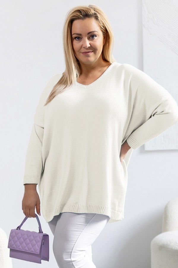 MEGA oversize sweter damski w kolorze kremowym dekolt V DAFNE 2