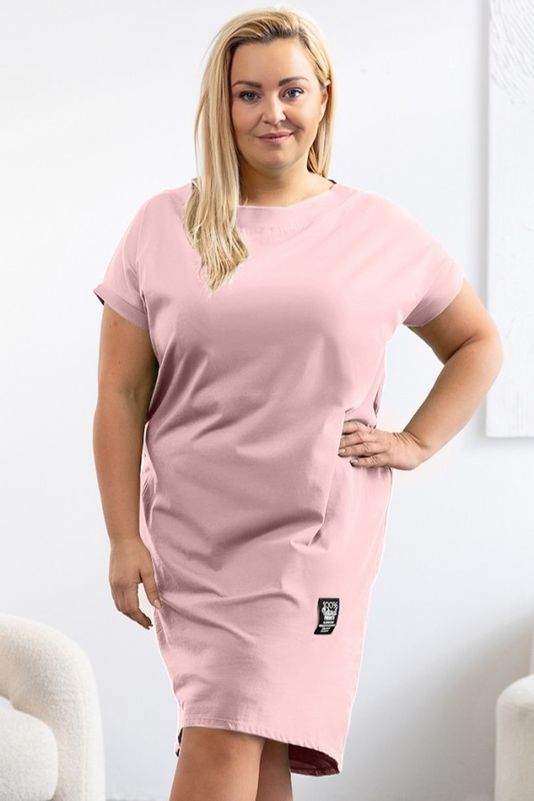 Sukienka plus size w kolorze pudrowym z krótkim rękawem naszywka Bonita 2