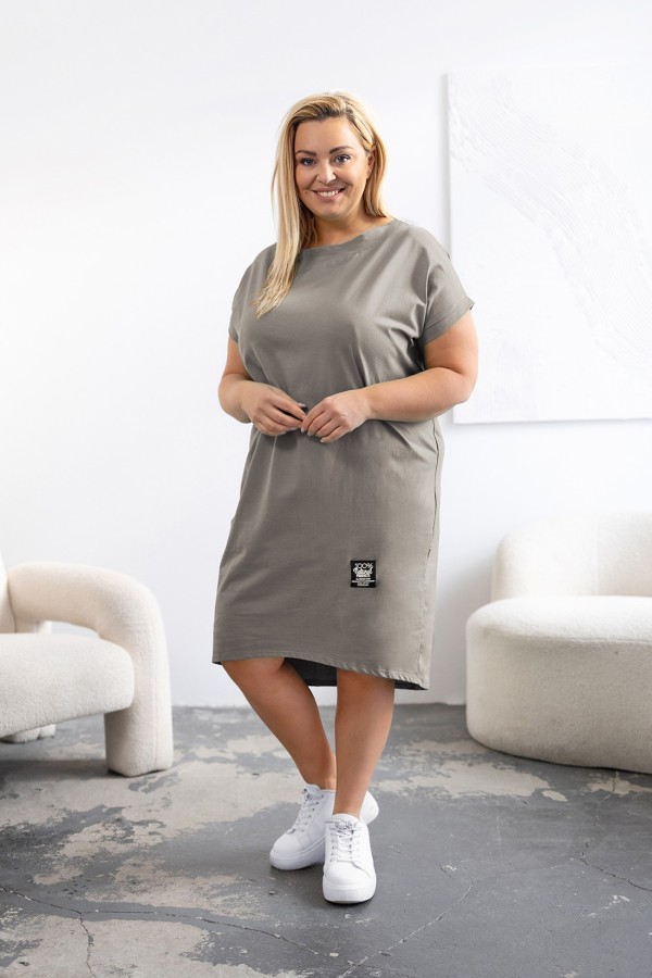 Sukienka plus size w kolorze beżowym fango z krótkim rękawem naszywka Bonita 1