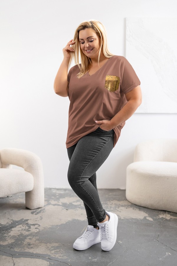T-shirt damski plus size w kolorze cappuccino złoty nadruk kieszeń pocket ROMEO 1