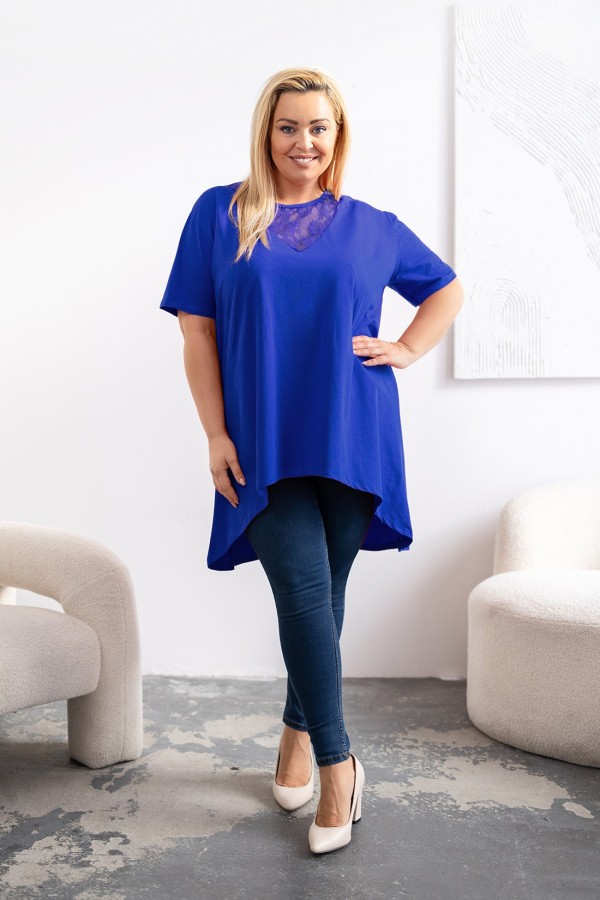 Tunika plus size z dłuższym tyłem w kolorze kobaltowym koronkowy dekolt KELANI 1
