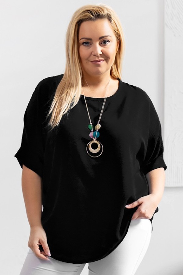 Lekka bluzka plus size w kolorze czarnym oversize z naszyjnikiem Stella