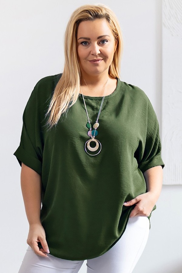 Lekka bluzka plus size w kolorze khaki oversize z naszyjnikiem Stella