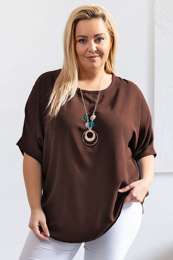 Lekka bluzka plus size w kolorze brązowym oversize z naszyjnikiem Stella 2