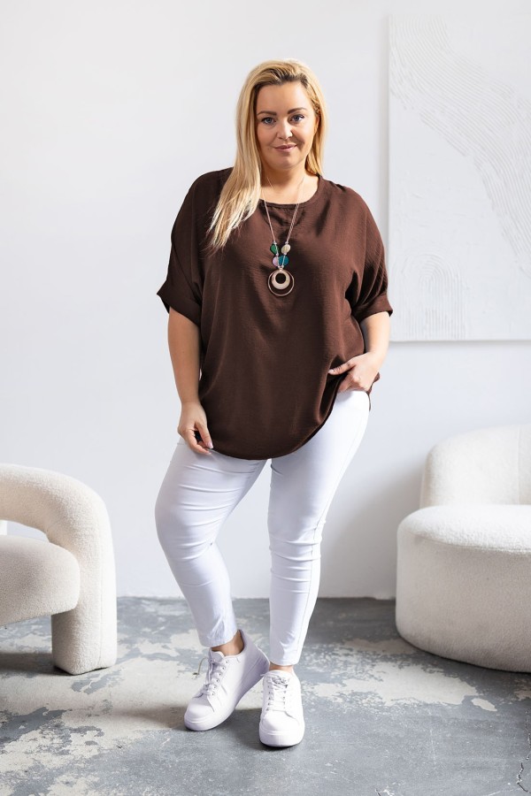 Lekka bluzka plus size w kolorze brązowym oversize z naszyjnikiem Stella 1