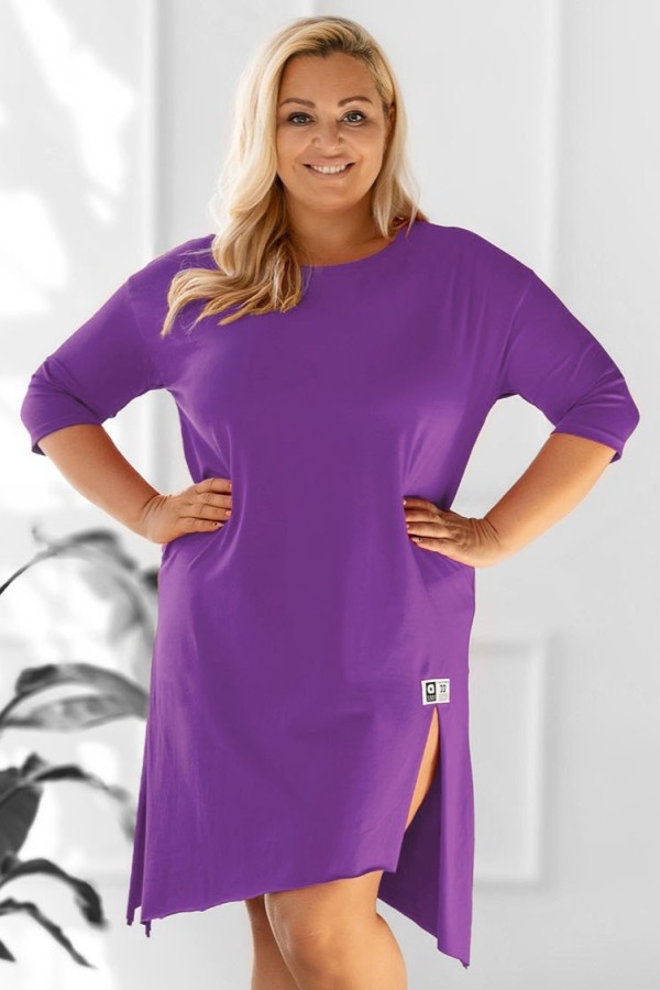 Asymetryczna sukienka plus size w kolorze jagodowym z rozcięciami naszywka Yoshi 2