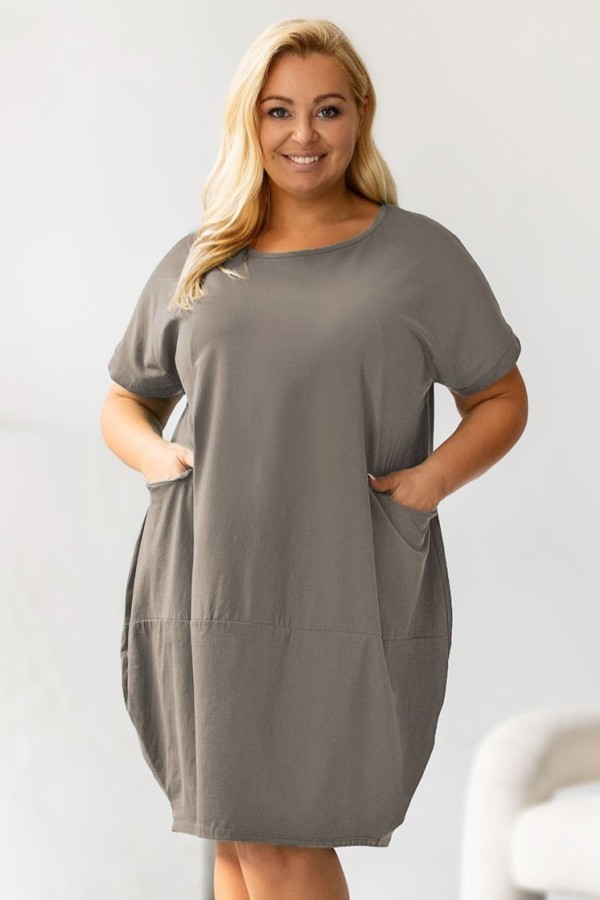 Bawełniana sukienka plus size w kolorze beżu fango z kieszeniami przeszycie Miley 2