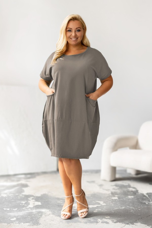 Bawełniana sukienka plus size w kolorze beżu fango z kieszeniami przeszycie Miley 1