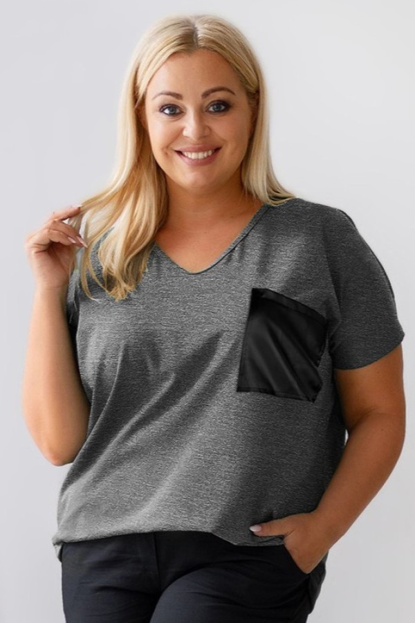 T-shirt damski plus size w kolorze grafitowego melanżu dekolt w serek V-neck skórzana kieszeń 4