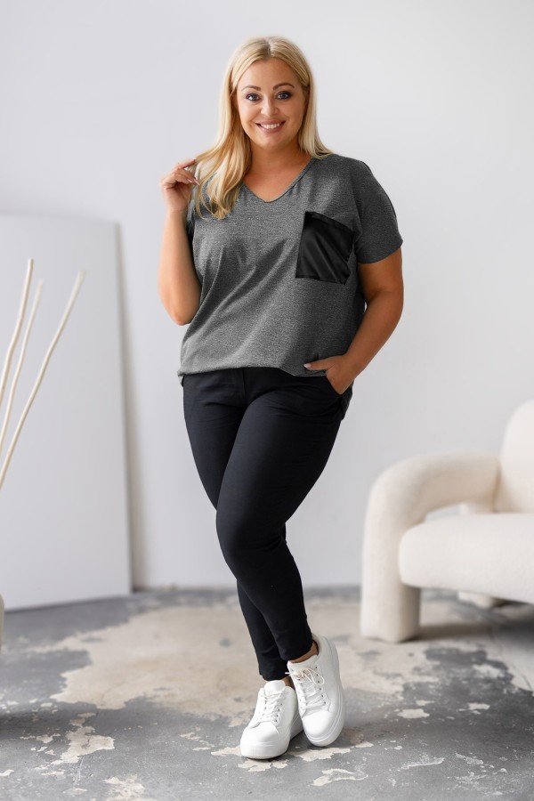 T-shirt damski plus size w kolorze grafitowego melanżu dekolt w serek V-neck skórzana kieszeń 3
