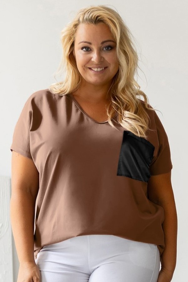 T-shirt damski plus size w kolorze cappuccino dekolt w serek V-neck skórzana kieszeń