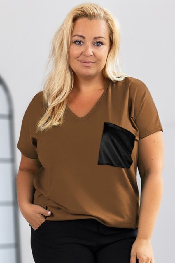 T-shirt damski plus size w kolorze jasnego brązu dekolt w serek V-neck skórzana kieszeń 2