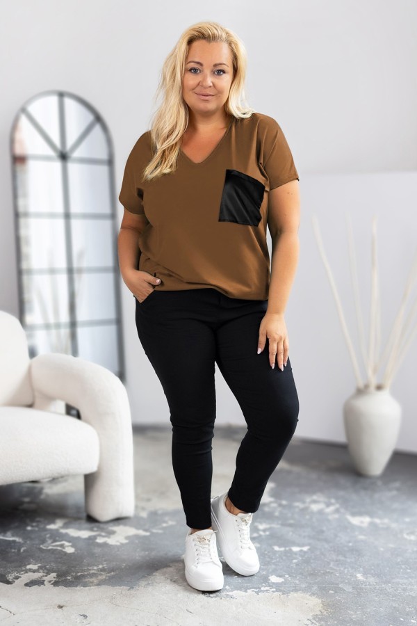 T-shirt damski plus size w kolorze jasnego brązu dekolt w serek V-neck skórzana kieszeń 1