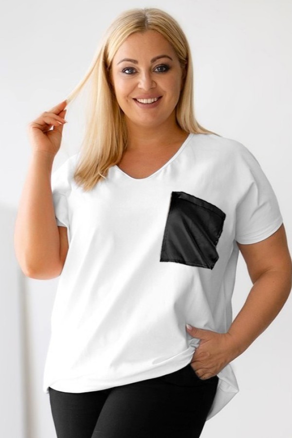 T-shirt damski plus size w kolorze białym dekolt w serek V-neck skórzana kieszeń