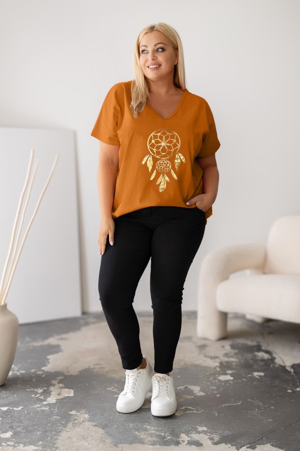 T-shirt damski plus size w kolorze karmelowym dekolt w serek V-neck złoty nadruk łapacz NERO 1