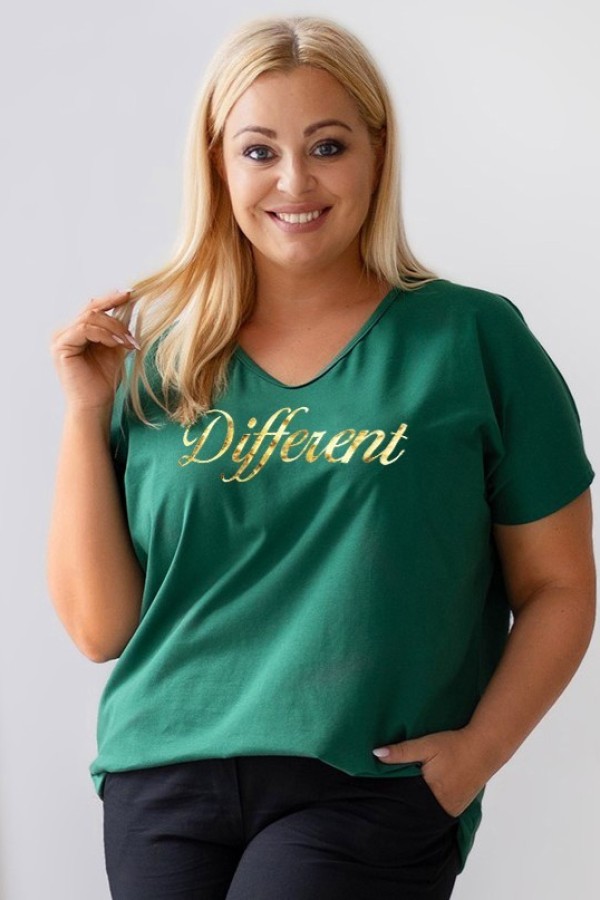 Bluzka damska T-shirt plus size w kolorze butelkowym złoty napis Different 2