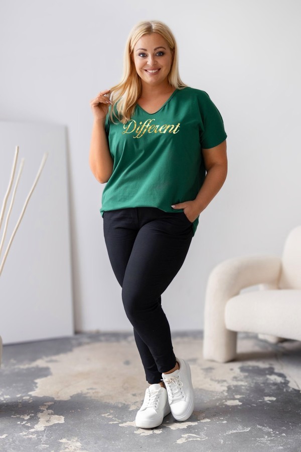 Bluzka damska T-shirt plus size w kolorze butelkowym złoty napis Different 1