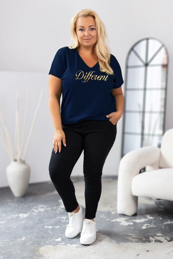 Bluzka damska T-shirt plus size w kolorze granatowym złoty napis Different 1