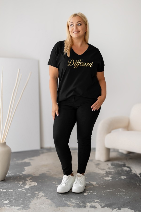 Bluzka damska T-shirt plus size w kolorze czarnym złoty napis Different 1