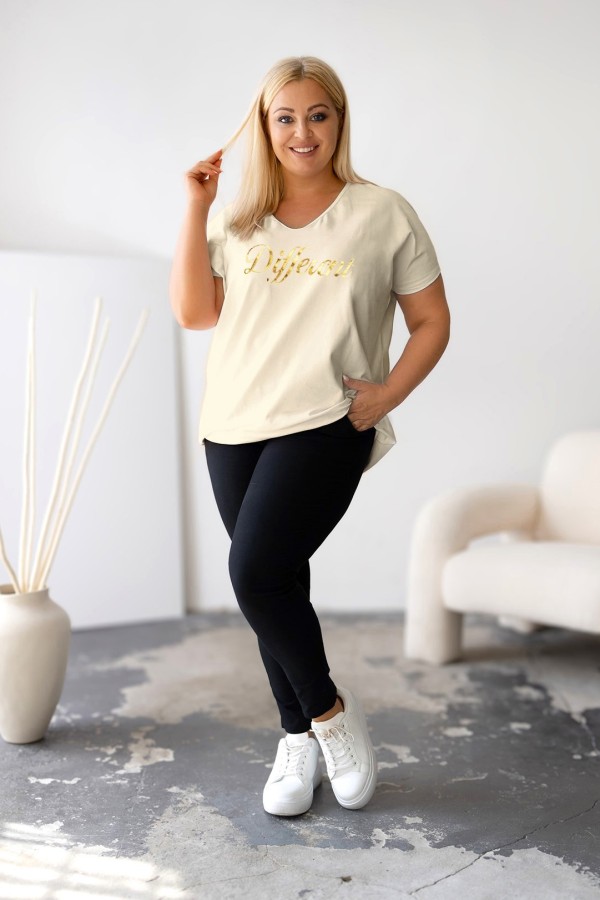 Bluzka damska T-shirt plus size w kolorze jasnobeżowym złoty napis Different 1