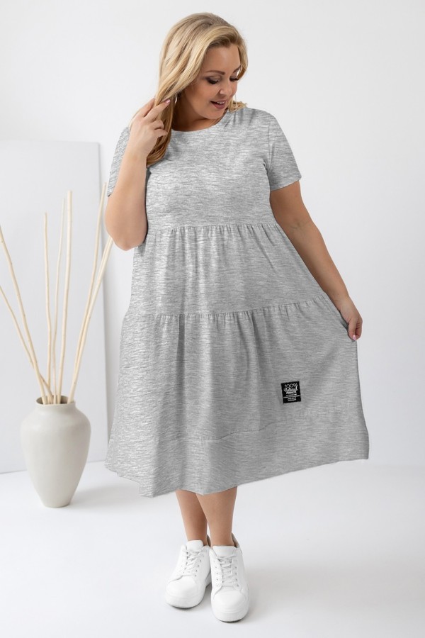 Sukienka plus size w kolorze szary melanż krótki rękaw falbany Agnes