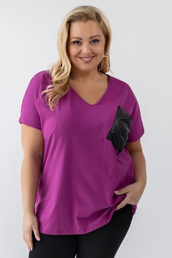 T-shirt damski plus size w kolorze magenta dekolt w serek V-neck skórzana kieszeń