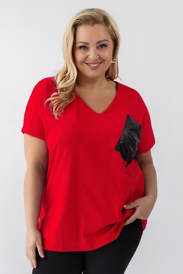 T-shirt damski plus size w kolorze czerwonym dekolt w serek V-neck skórzana kieszeń 2