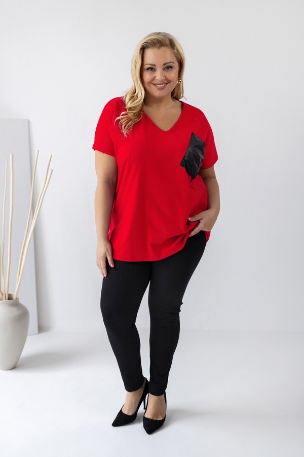 T-shirt damski plus size w kolorze czerwonym dekolt w serek V-neck skórzana kieszeń 1