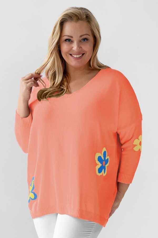 MEGA oversize sweter damski w kolorze brzoskwiniowym kwiaty dekolt V TRISTA