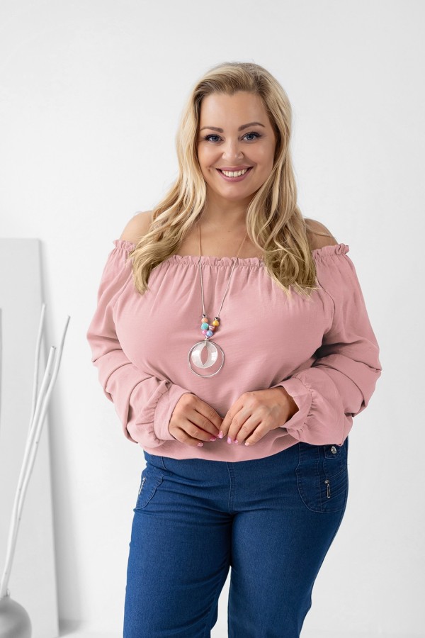 Bluzka hiszpanka plus size rękawy falbany pudrowa z naszyjnikiem Jennifer 1