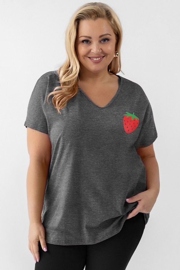 T-shirt damski plus size w kolorze grafitowym dekolt w serek V-neck truskawka Strawberry