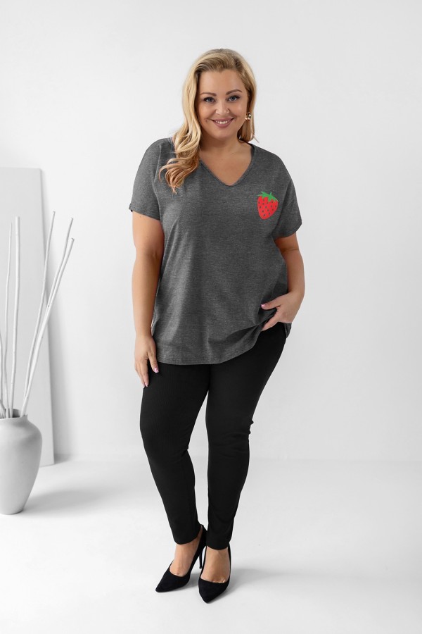 T-shirt damski plus size w kolorze grafitowym dekolt w serek V-neck truskawka Strawberry 1