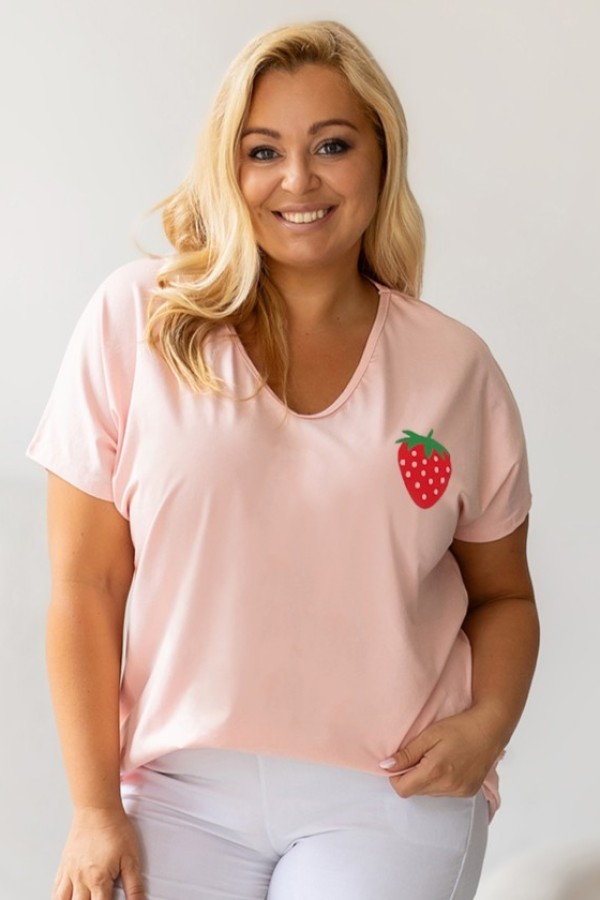 T-shirt damski plus size w kolorze pudrowym dekolt w serek V-neck truskawka Strawberry