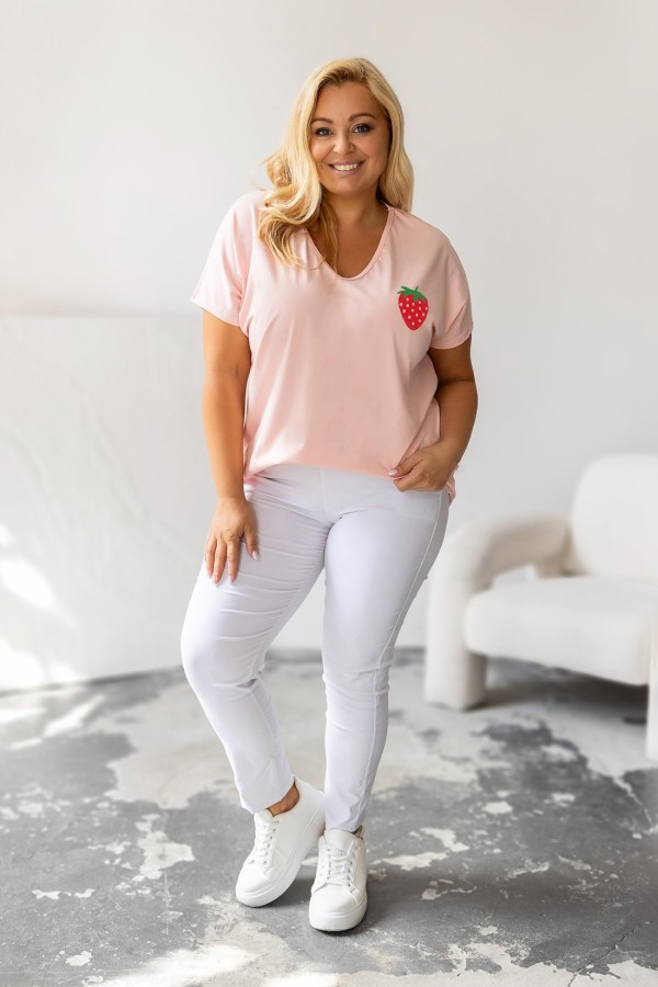 T-shirt damski plus size w kolorze pudrowym dekolt w serek V-neck truskawka Strawberry 1