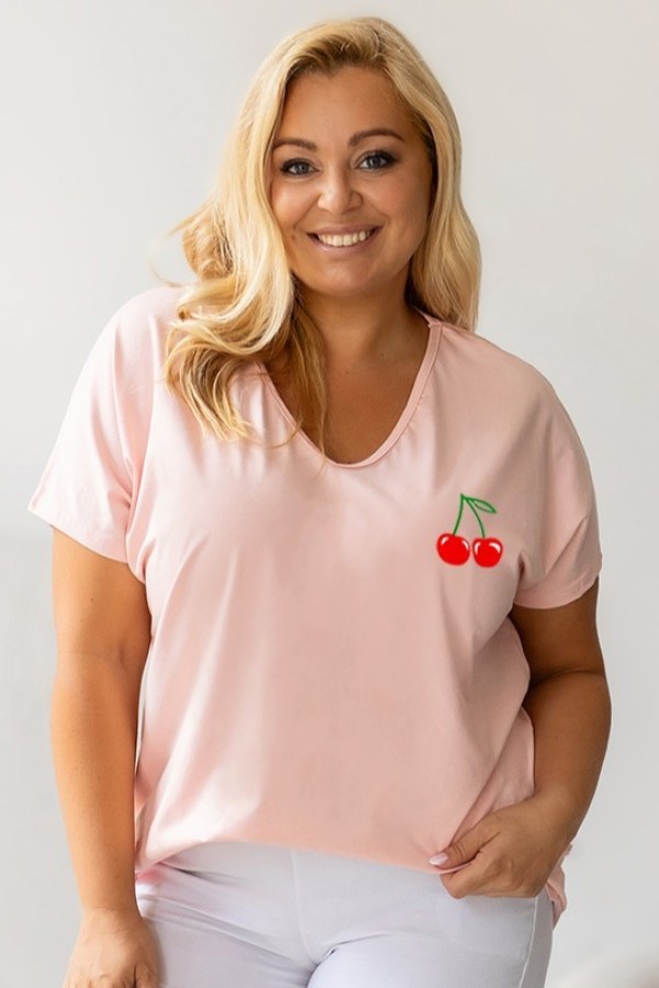 T-shirt damski plus size w kolorze pudrowym dekolt w serek V-neck wiśnie CHERRY