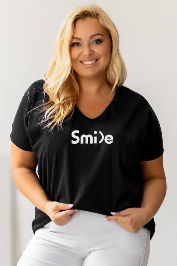 T-shirt damski plus size w kolorze czarnym dekolt w serek V-neck napis SMILE