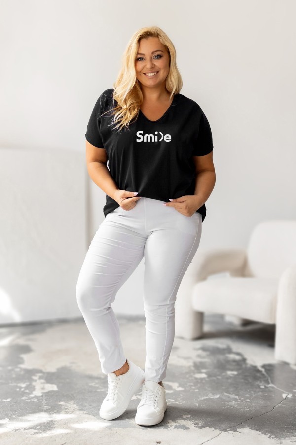 T-shirt damski plus size w kolorze czarnym dekolt w serek V-neck napis SMILE 1