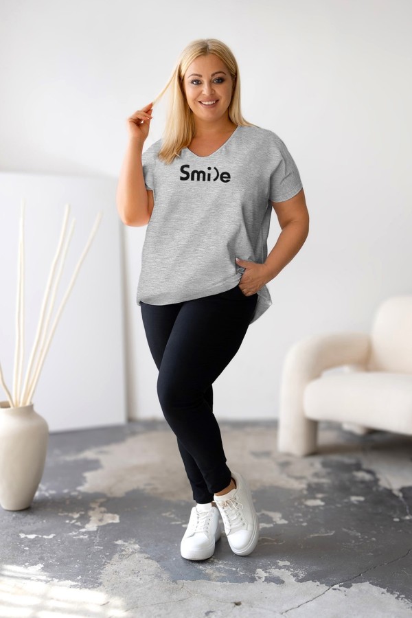 T-shirt damski plus size w kolorze szary melanż dekolt w serek V-neck napis SMILE 1